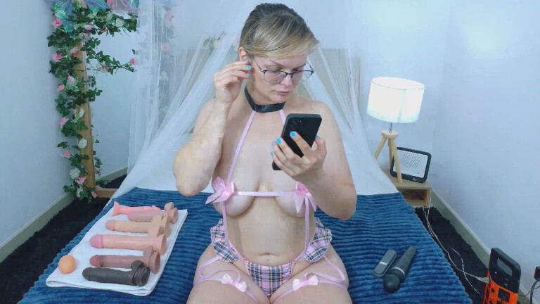 Foxxy_lov's Streamate show and profile