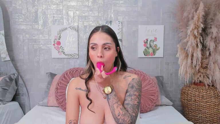 SaraBacker's Streamate show and profile