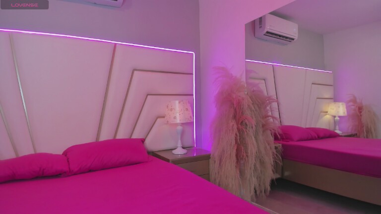 Sara_Devil's Streamate show and profile