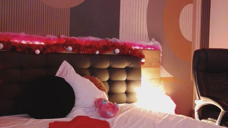 LORAAx's Streamate show and profile